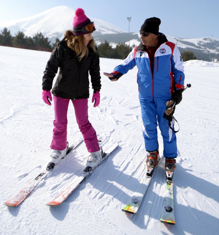 Yıldırım Budak 72 yaşında kayak öğretmenliği yapıyor
