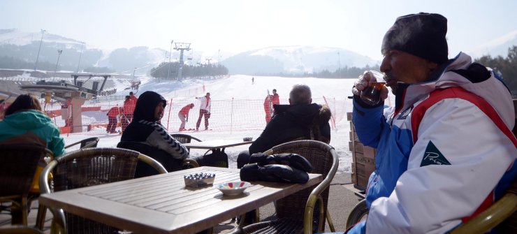 Yıldırım Budak 72 yaşında kayak öğretmenliği yapıyor