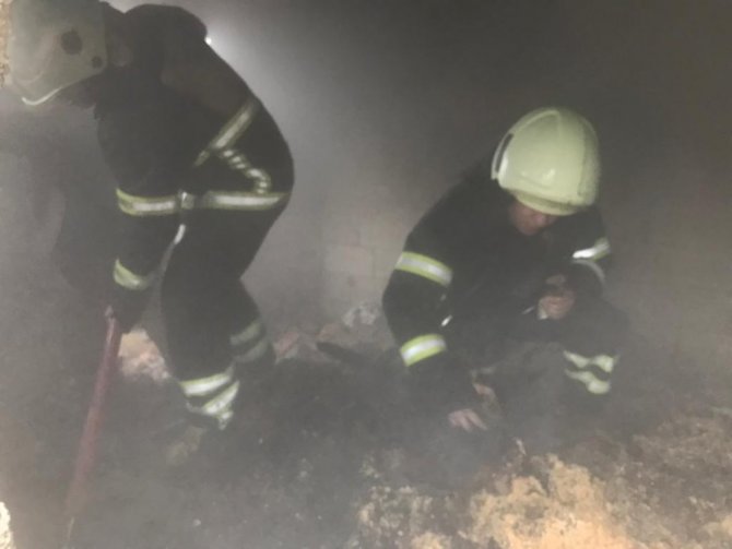 Şanlıurfa'da bir evin üstündeki odunlukta çıkan yangın itfaiye tarafından söndürüldü