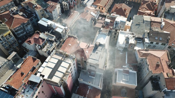 Beyoğlu'ndaki yangın; kavga ettiği arkadaşlarını korkutmak için evi ateşe verdi