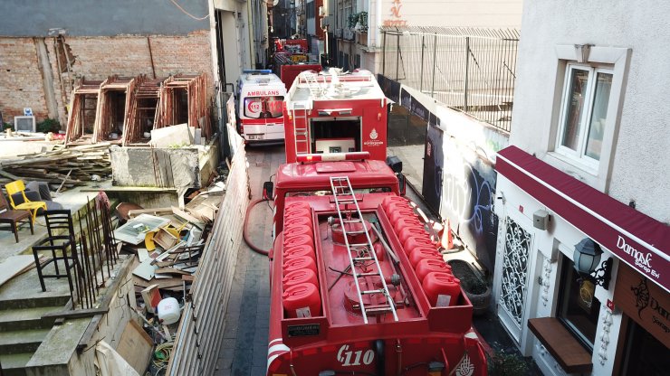 Beyoğlu'ndaki yangın; kavga ettiği arkadaşlarını korkutmak için evi ateşe verdi