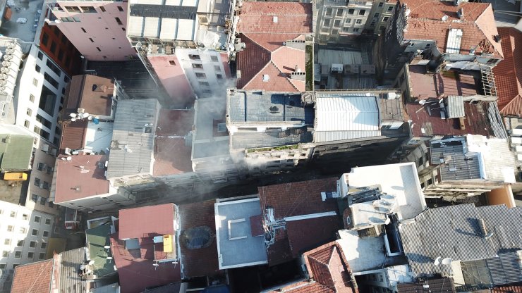 Beyoğlu'ndaki yangın; kavga ettiği arkadaşlarını korkutmak için evi ateşe verdi