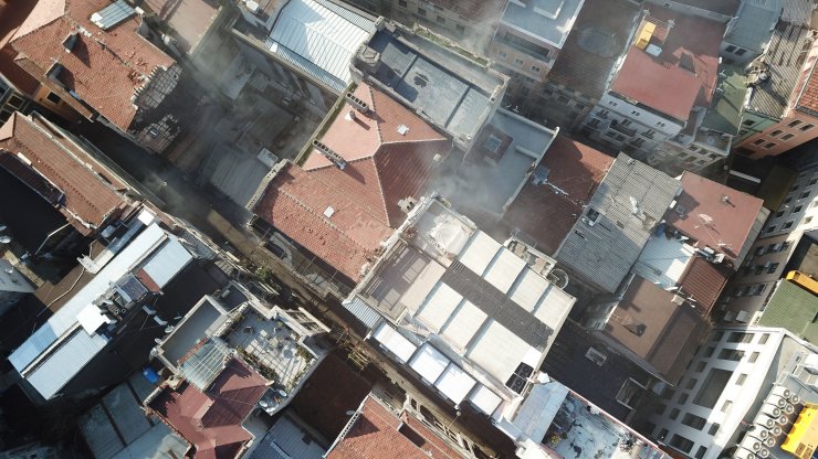 Beyoğlu'ndaki yangın; kavga ettiği arkadaşlarını korkutmak için evi ateşe verdi