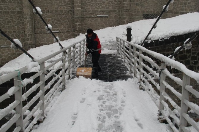Bitlis'te merdivenler ve kaldırımlar, temizlik işçileri tarafından temizleniyor