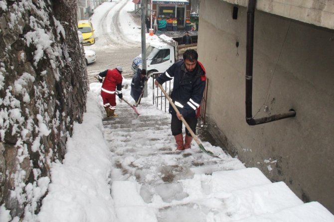 Bitlis'te merdivenler ve kaldırımlar, temizlik işçileri tarafından temizleniyor