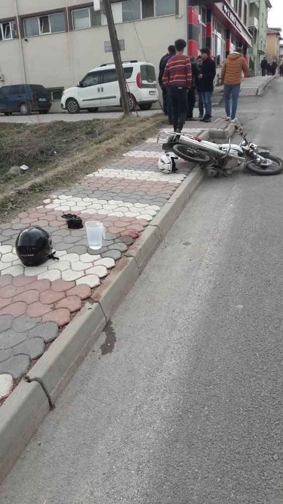 Bozüyük'te Otomobil ile motosiklet çarpıştı; 2 yaralı