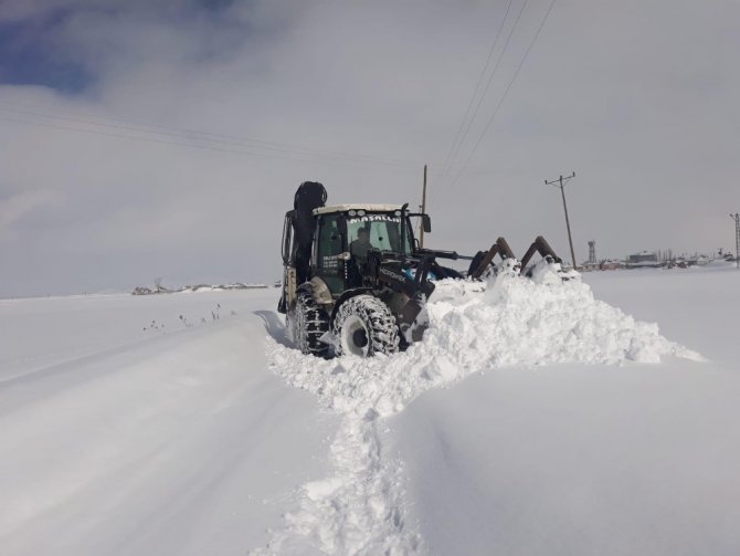 Çaldıran’da karla mücadele çalışması "kapalı mahalle yolları ise tek tek açılıyor."