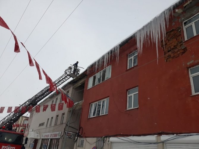 Çaldıran’da karla mücadele çalışması "kapalı mahalle yolları ise tek tek açılıyor."