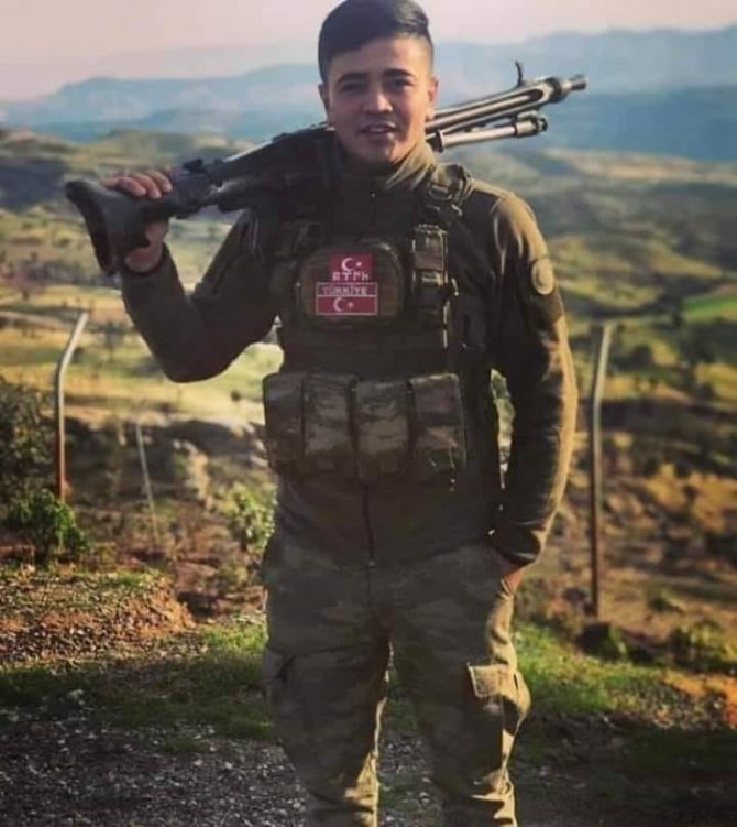 Uğur Çakmak Silopi ilçesinde nöbet mevziinde arkadaşının silahının ateş alması sonucu şehit düştü