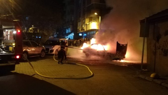 Zonguldak'ta seyir halindeyken alev topuna dönen araç, kullanılamaz hale geldi