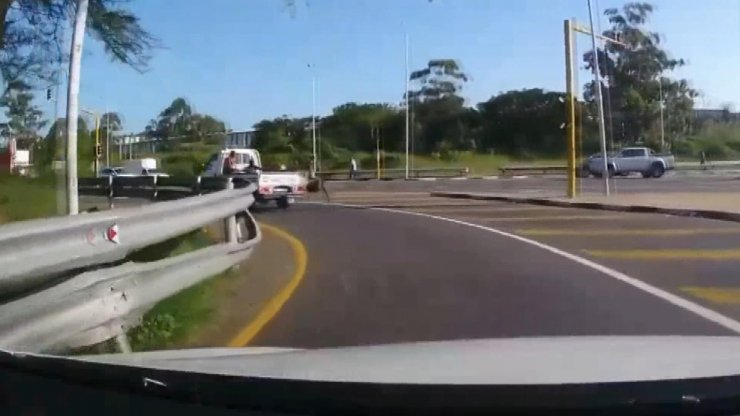 Bir işçi Seyir halindeki kamyonetin kasasından düştü