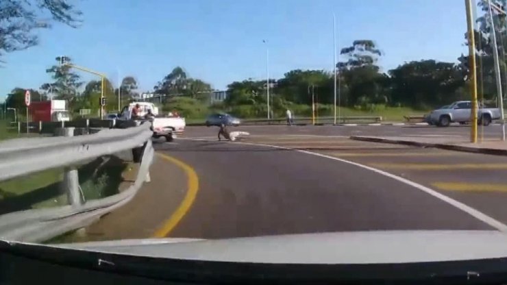 Bir işçi Seyir halindeki kamyonetin kasasından düştü