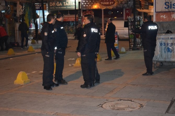 Malatya'da alacak verecek meselesi yüzünden çıkan bıçaklı kavgada 2 kişi yaralandı.