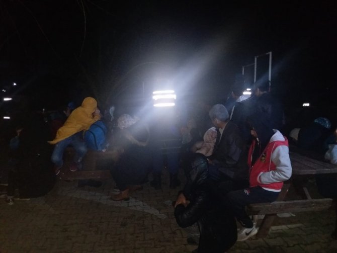 Çanakkale’de Midilli adasına kaçmak isteyen 62 mülteci yakalandı.