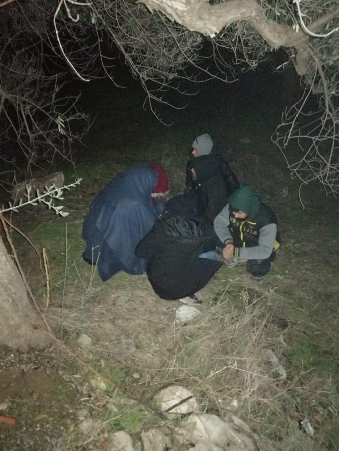 Çanakkale’de Midilli adasına kaçmak isteyen 62 mülteci yakalandı.