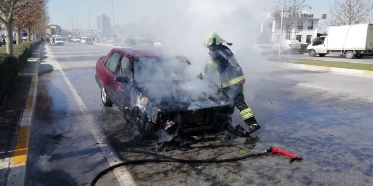 DENİZLİ'nin Merkezefendi ilçesinde Otomobil seyir halindeyken alev aldı