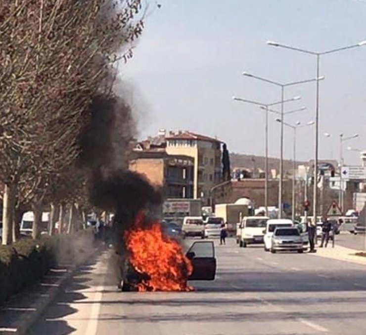 DENİZLİ'nin Merkezefendi ilçesinde Otomobil seyir halindeyken alev aldı