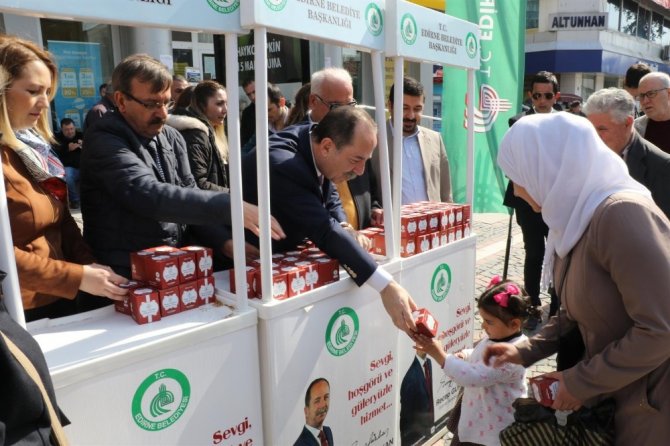Edirne Belediye Başkanlığı tarafından Regaip Kandili dolayısıyla kandil simidi ikram edildi.