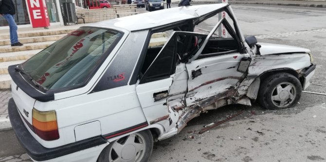 Erzincan Binali Yıldırım Bulvarı üzerinde kaza: 4 yaralı