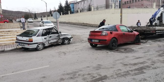 Erzincan Binali Yıldırım Bulvarı üzerinde kaza: 4 yaralı