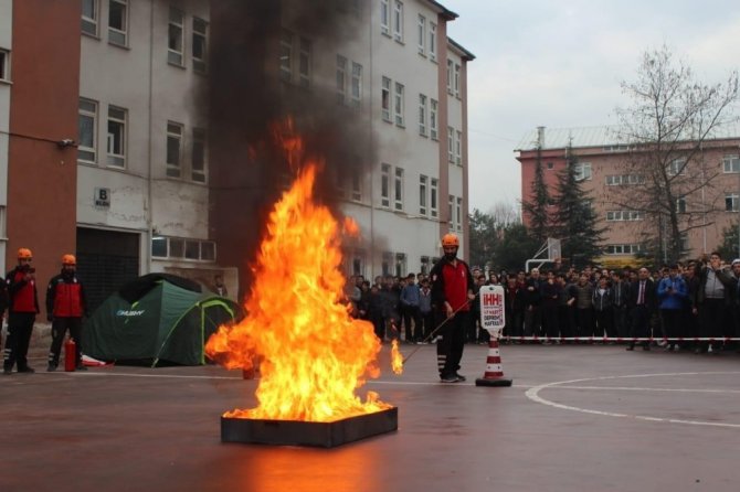 İHH Arama Kurtarma Ekipleri tarafından Anadolu İmam Hatip Lisesi'de tatbikat gerçekleştirildi.