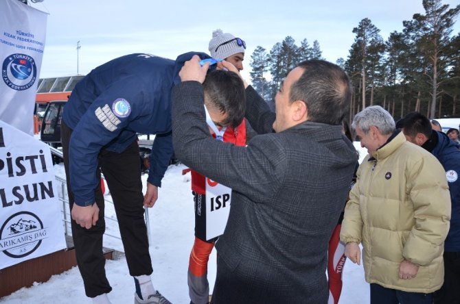 Kulüpler Arası Natürel Kızak Türkiye Şampiyonasında dereceye giren sporcuların madalyaları verildi