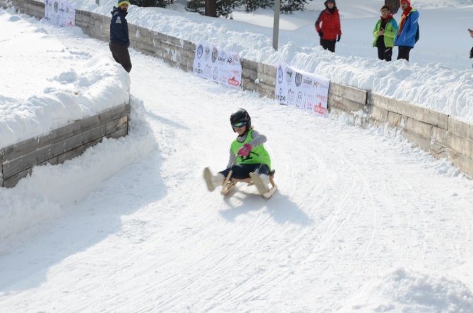 Kulüpler Arası Natürel Kızak Türkiye Şampiyonasında dereceye giren sporcuların madalyaları verildi