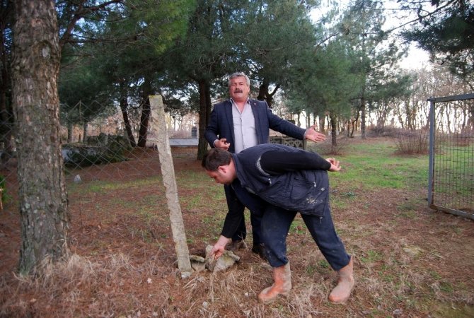 Muhtardan mezarlık kapısını çalan hırsızlara tepki: "Diriye saygınız yok, ölüye saygınız olsun"