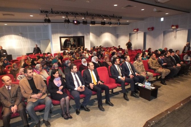 Muş'ta 8 Mart Dünya Kadınlar Günü dolayısı ile "Kadına Şiddet" konulu konferans düzenlendi.