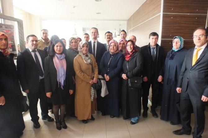 Muş'ta 8 Mart Dünya Kadınlar Günü dolayısı ile "Kadına Şiddet" konulu konferans düzenlendi.