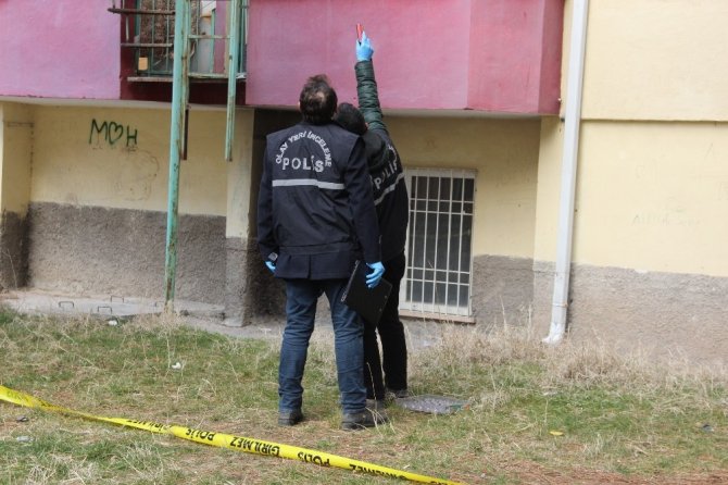 Sivas'ta 6 katlı apartmanın 4'üncü katından toprak zemine düşen çocuk ağır yaralandı.