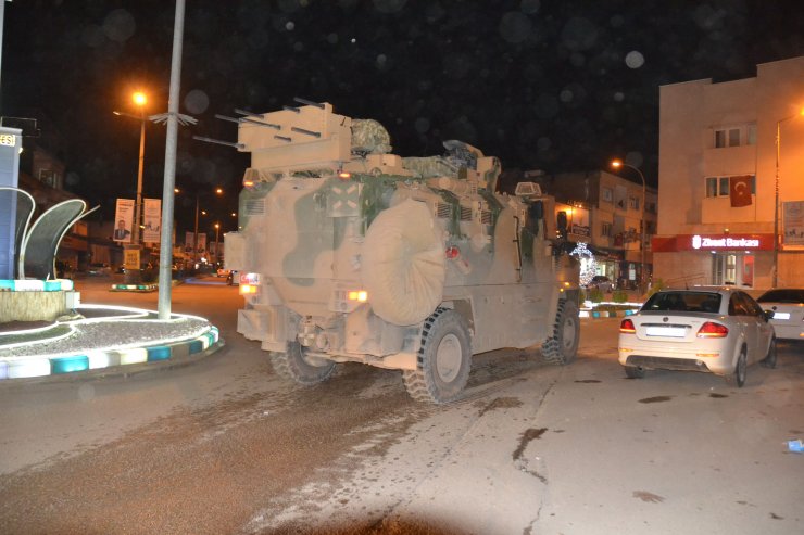 Suriye sınır hattına zırhlı personel taşıyıcı (ZPT), asker ve mühimmat sevkiyatı gerçekleştirildi