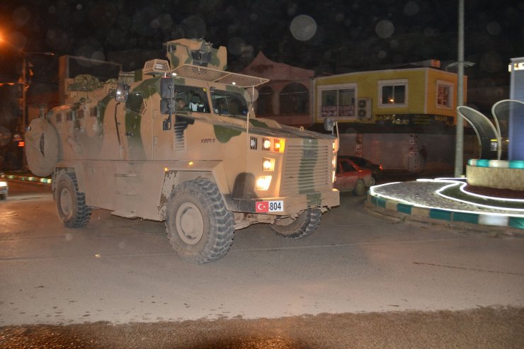 Suriye sınır hattına zırhlı personel taşıyıcı (ZPT), asker ve mühimmat sevkiyatı gerçekleştirildi