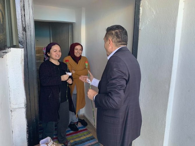 Uğur Melikoğlu kapı kapı gezerek kadınlara karanfil dağıttı