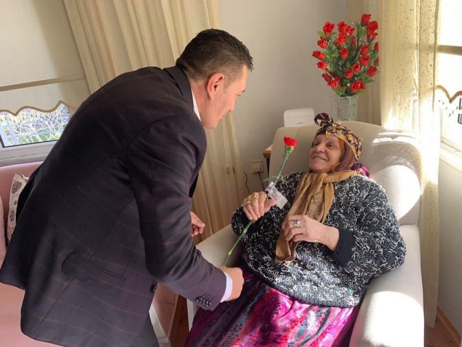 Uğur Melikoğlu kapı kapı gezerek kadınlara karanfil dağıttı