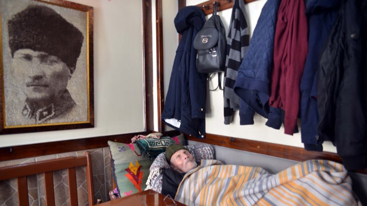 ANKARA'da lokanta işleten Sadık Candan 99 yaşındaki babasını her gün iş yerine götürüyor