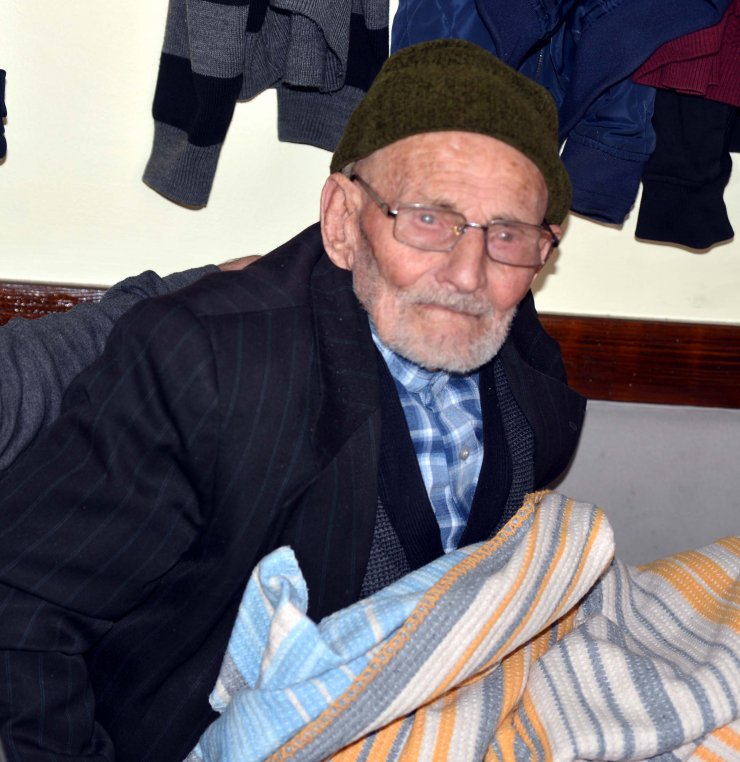 ANKARA'da lokanta işleten Sadık Candan 99 yaşındaki babasını her gün iş yerine götürüyor