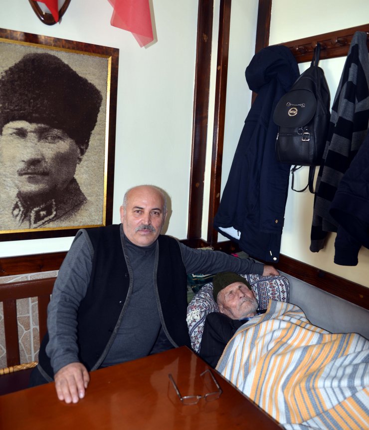 ANKARA'da lokanta işleten Sadık Candan 99 yaşındaki babasını her gün iş yerine götürüyor