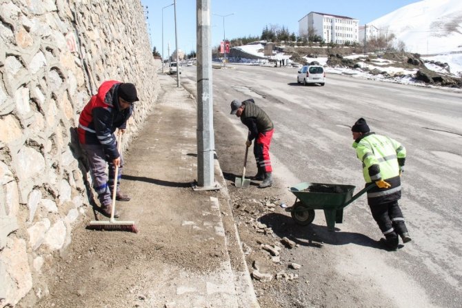 Bitlis Belediyesi, şehir merkezi ve mahallelerde bahar temizliği başlattı.