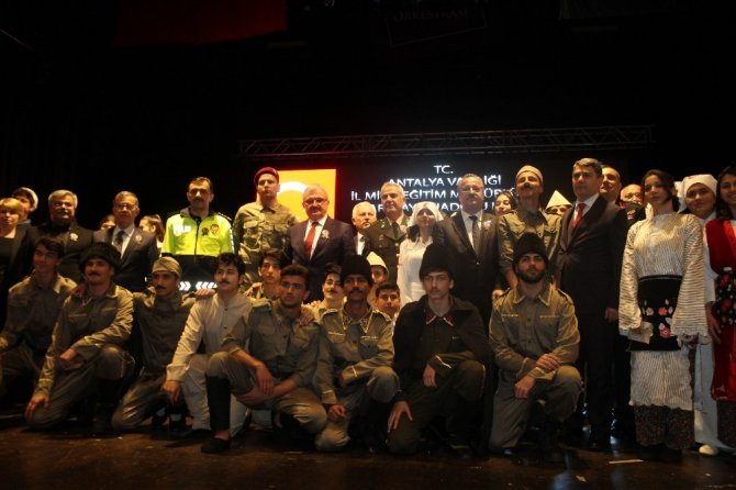 Çanakkale Zaferi'nin 104'üncü yıl dönümü dolayısıyla AKM'de tören düzenlendi.