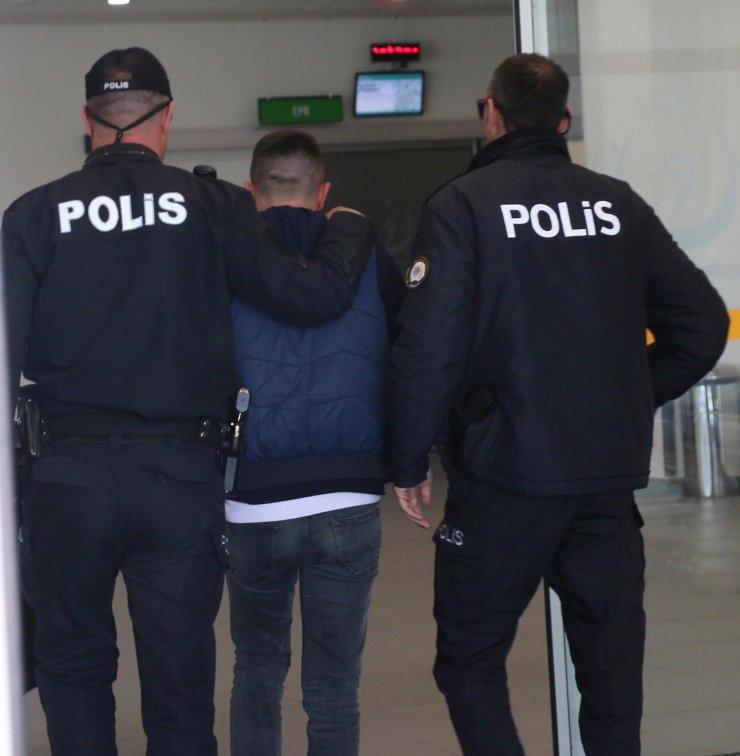 MANİSA'nın Yunusemre ilçesinde Cezaevi firarisi polisten kaçamadı