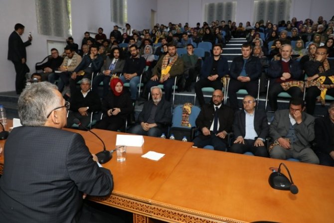 Memduh Büyükkılıç:"Gençlik Başkanı ile Buluşuyor" programın konuğu olarak öğrenciler ile sohbet etti