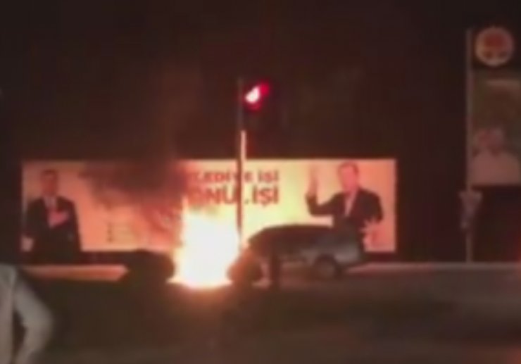 ADANA'da seyir halindeyken motor aksamından alev alıp, yanan otomobil, kullanılamaz hale geldi.