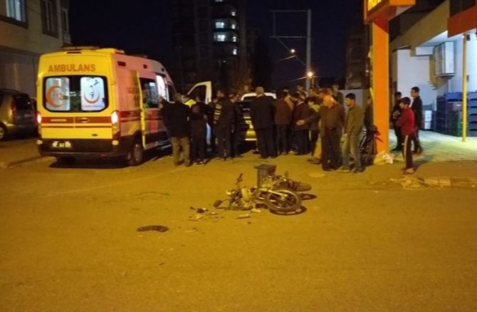 Adıyaman'da, motosiklet ile otomobilin çarpışması sonucu 1 kişi yaralandı.
