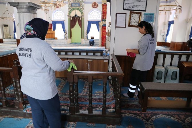 Burhaniye’de camilere belediye bakımı devam ediyor