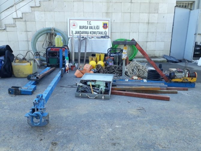 Bursa'da kaçak kazı yaptıkları iddia edilen 5 kişi, kazdıkları çukurda jandarma tarafından suçüstü yakalandı.