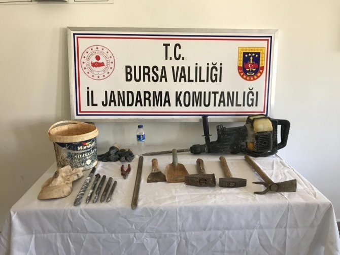 Bursa'nın Orhangazi ilçesinde Jandarma definecilere göz açtırmıyor