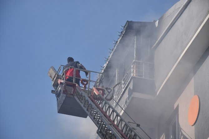 Çanakkale Caddesi üzerinde yer alan Aldemir Evleri sitesinin en üst katında yangın çıktı.