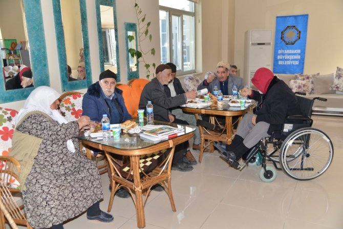 Diyarbakır Büyükşehir Belediyesi yaşlıları yemekte buluşturdu