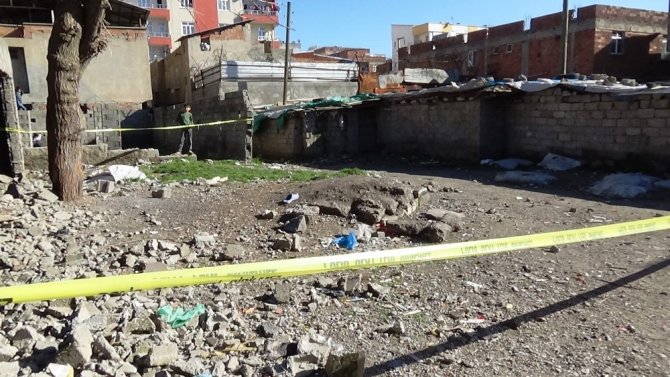 Diyarbakır'ın Kayapınar ilçesinde çıkan silahlı kavgada 1 kişi ayaklarına isabet eden kurşunla yaralandı.